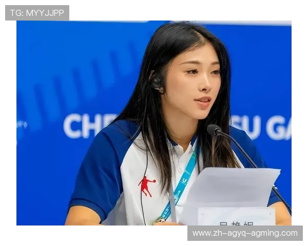 吴艳妮社交媒体晒照展多面魅力歪头微笑迷人表情获粉丝点赞